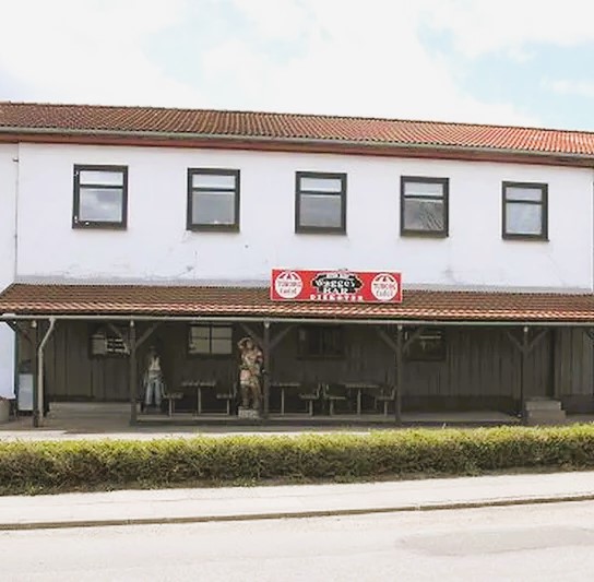 festlokalet-ved-wagges-bar-i-guderup-bliver-for-en-dag-omdannet-til-bazar-med-primaert-brugt-toej- Anmeldelse